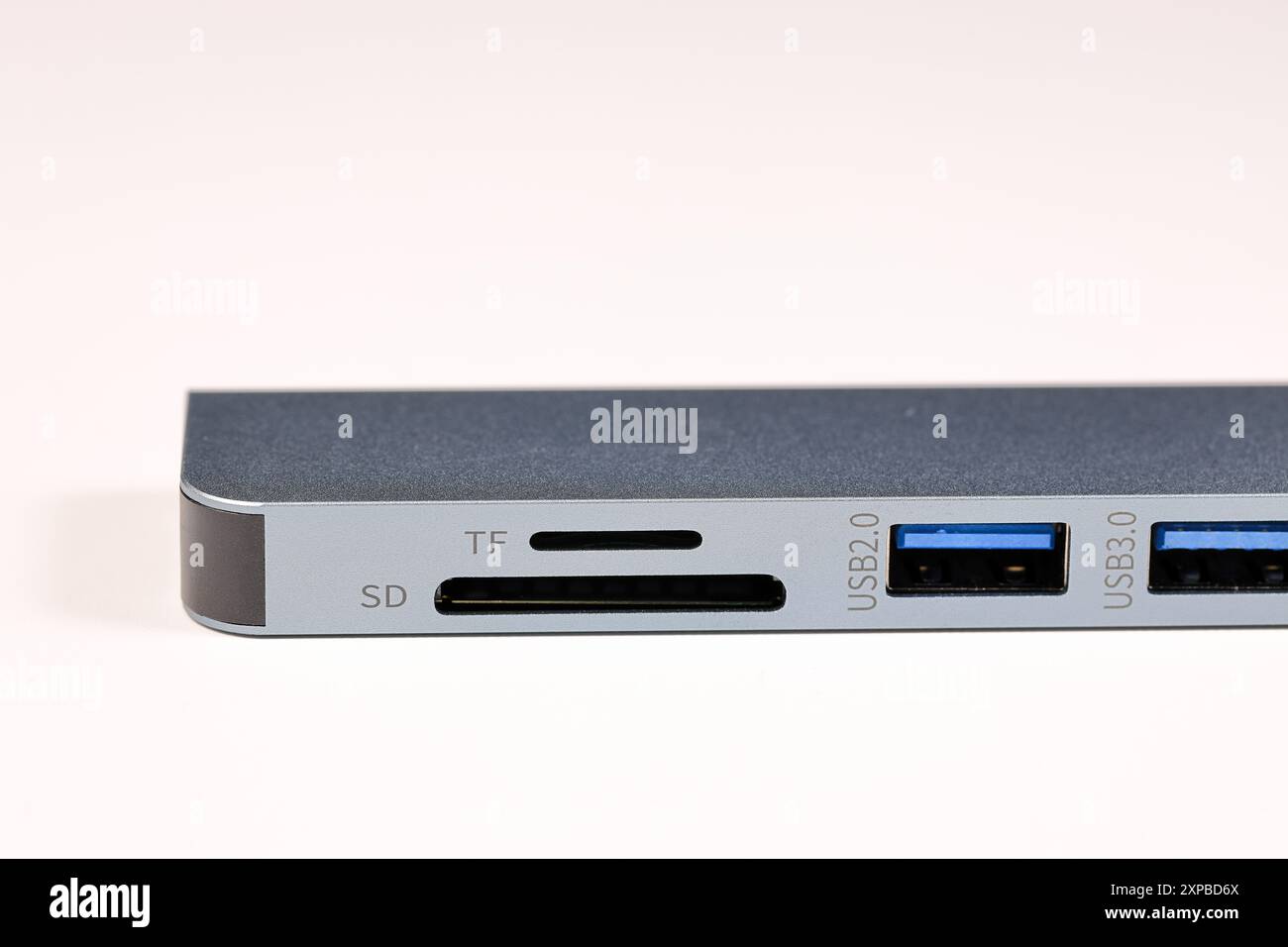 USB3 tipo A con lettore di schede TF e SD sulla docking station del nuovo modello di notebook premium. Foto Stock