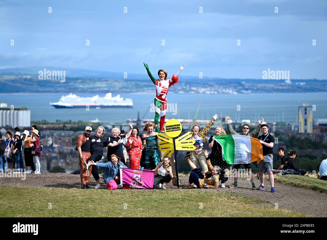 Edimburgo, Scozia, Regno Unito. 5 agosto 2024. Edinburgh Fringe: Lancio del programma National Partnerships 2024 del Pleasance Theatre Trust su Calton Hill, interpreti in costumi di 7 spettacoli con cartelli stradali provenienti da sette città del Regno Unito. Crediti: Craig Brown/Alamy Live News Foto Stock