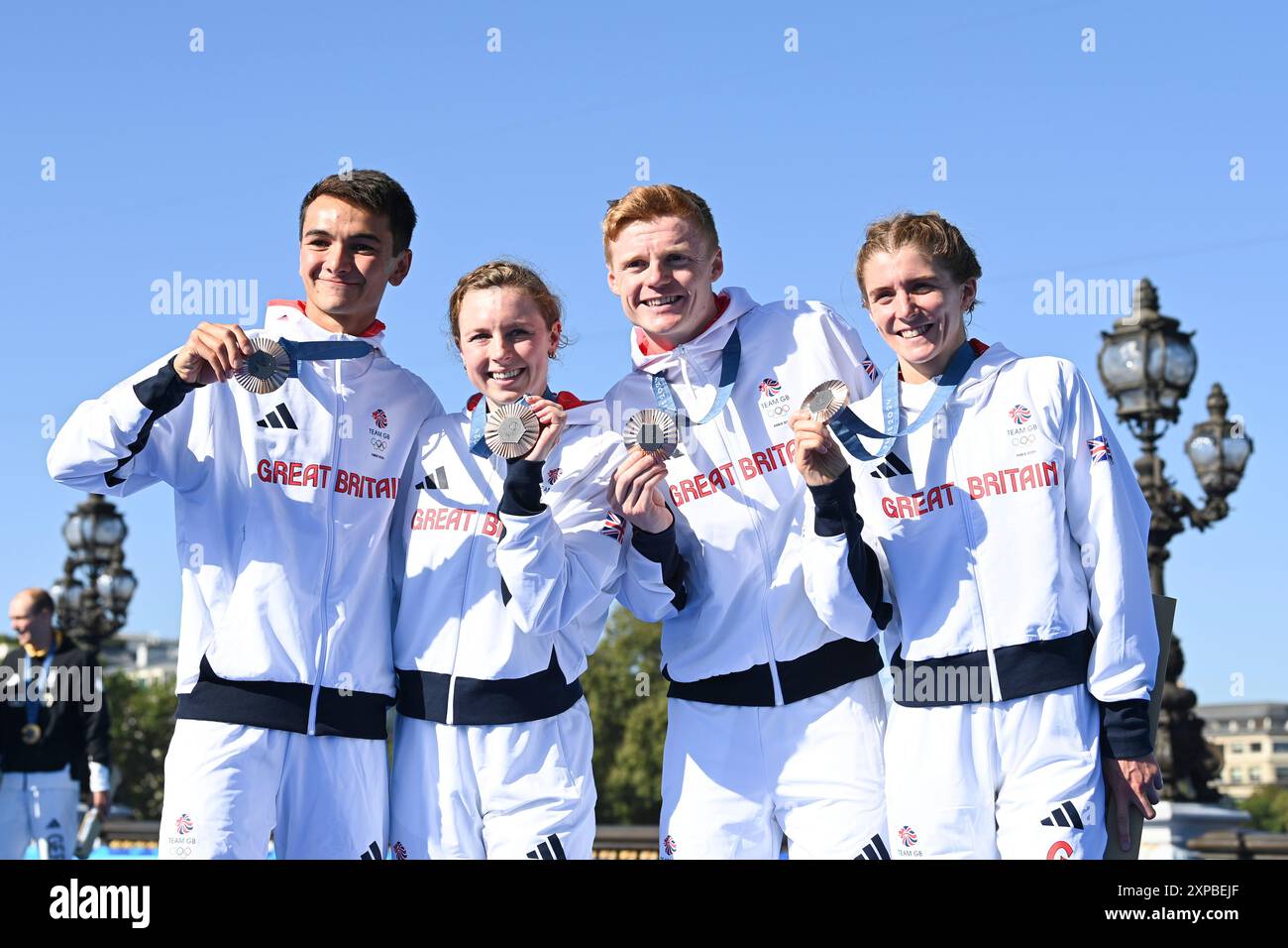 Parigi, Francia. 5 agosto 2024. Alex Yee, Georgia Taylor-Brown, Samuel Dickinson, Beth Potter della Gran Bretagna medaglia di bronzo, Triathlon, staffetta mista durante i Giochi Olimpici di Parigi 2024 il 5 agosto 2024 al Pont Alexandre III di Parigi, Francia - foto Michael Baucher/Panoramic/DPPI Media Credit: DPPI Media/Alamy Live News Foto Stock