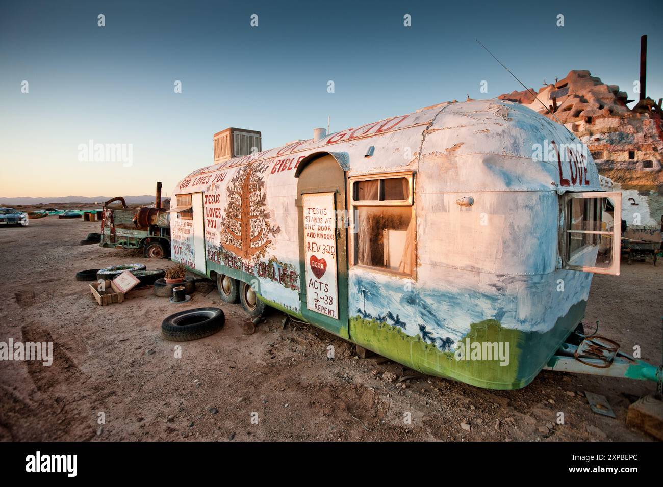 I veicoli artistici di Salvation Mountain, Salton Sea, California, USA Foto Stock