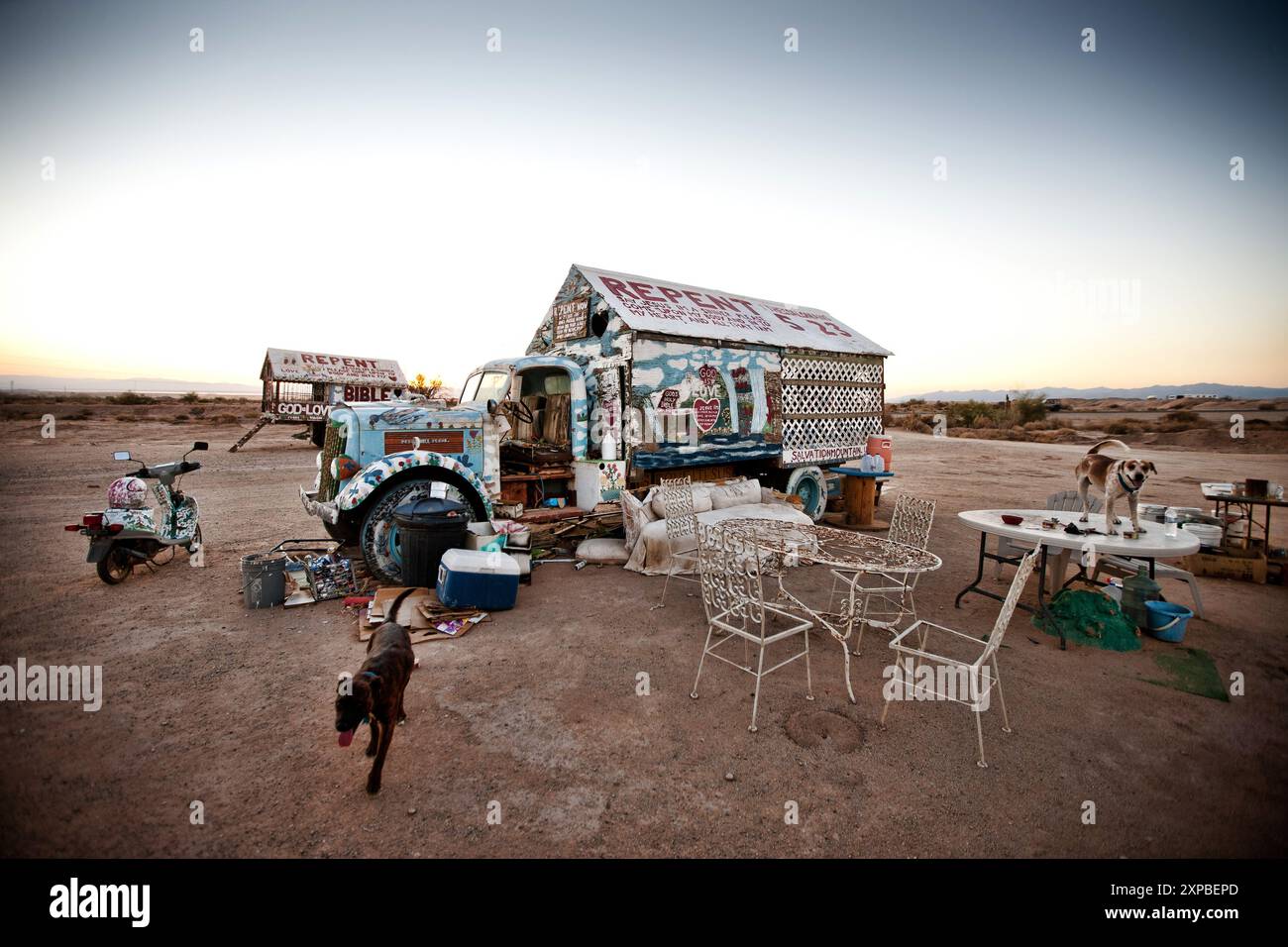 I veicoli artistici di Salvation Mountain, Salton Sea, California, USA Foto Stock