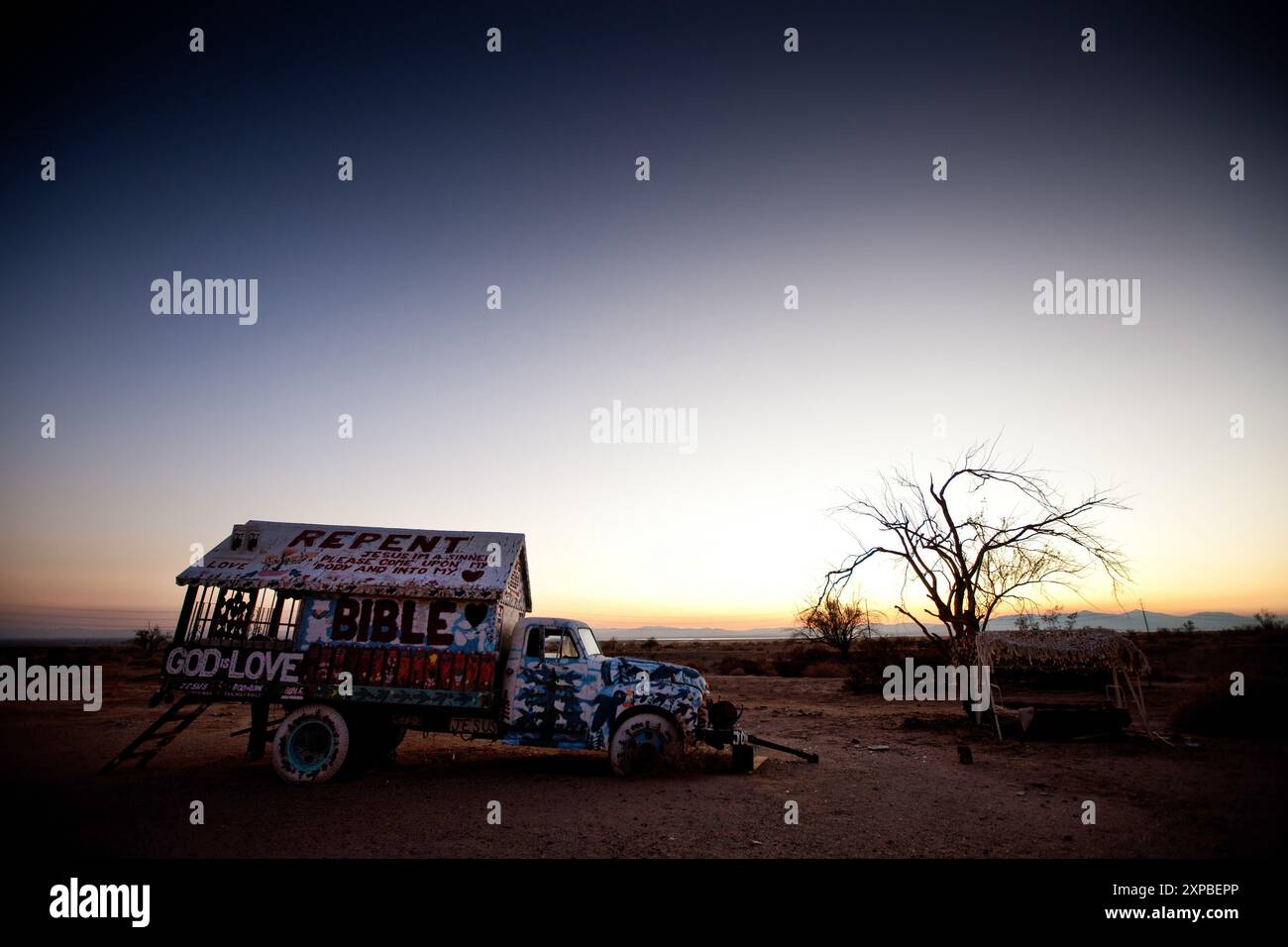 I veicoli artistici di Salvation Mountain, Salton Sea, California, USA Foto Stock