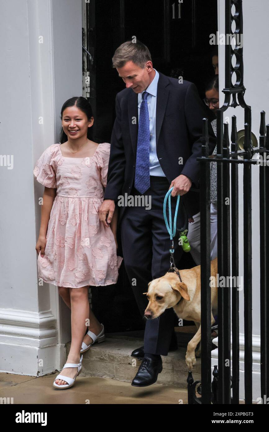 Jeremy Hunt, Cancelliere del Partito Conservatore dello Scacchiere, esce all'11 di Downing Street con la figlia Anna, Regno Unito Foto Stock