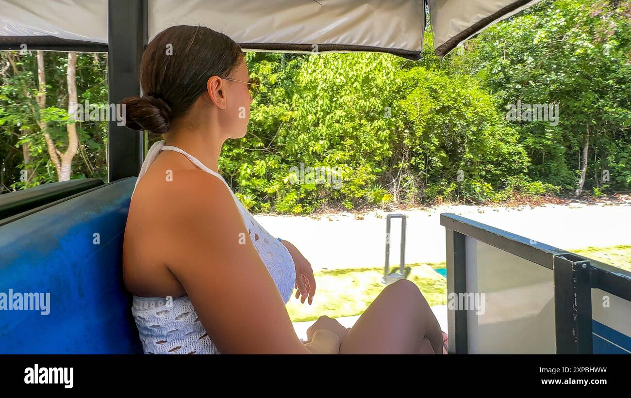 Vivi la migliore fuga caraibica. Salta su un golf cart ed esplora i lussureggianti paesaggi del resort e i lussuosi servizi in comfort e stile. Foto Stock