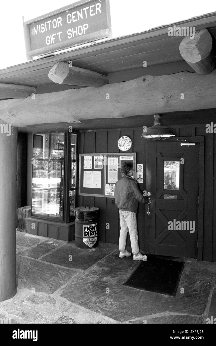 Una donna caucasica, di età compresa tra i 50 e i 55 anni, entra nel Visitor Center e nel negozio di articoli da regalo del Petit Jean State Park, vicino a Morrilton, Arkansas. STATI UNITI. Foto Stock