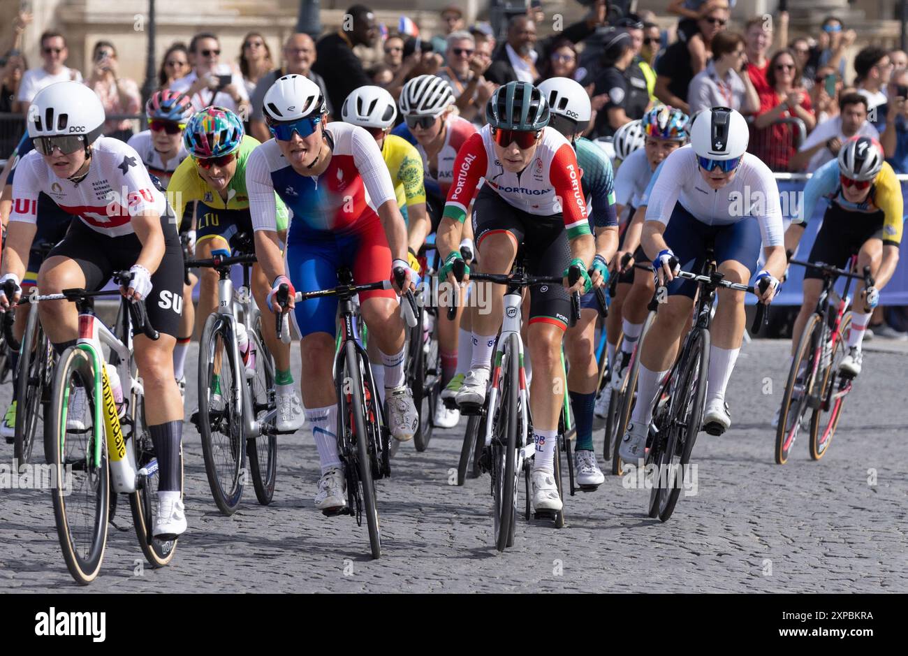 Parigi, Francia, Stati Uniti. 4 agosto 2024. (SPO) la ciclista statunitense Kristen Faulkner vince l'oro alla Women's Road Race ai Giochi Olimpici di Parigi 2024. 4 agosto 2024, Parigi, Francia: la gara di ciclismo su strada femminile dei Giochi Olimpici di Parigi 2024 è stata vinta dal ciclista statunitense Kristen Faulkner, conquistando la medaglia d'oro del percorso di 158 chilometri (98 miglia) in 3 ore 59 minuti e 23 secondi, seguito da M. Vos dei Paesi Bassi con 4:00:21 e lotte Kopecky del Belgio con 4:00:21 rispettivamente. Fu una vittoria sorprendente per Faulkner che lasciò il suo lavoro di venture capitalist nel 2021 per proseguire la formazione a tempo pieno. I ciclisti sono visti passi Foto Stock