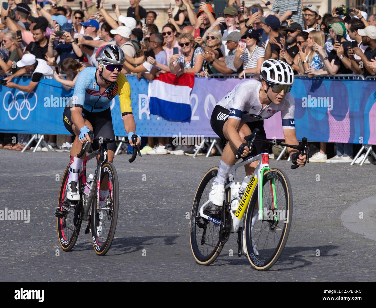 Parigi, Francia, Stati Uniti. 4 agosto 2024. (SPO) la ciclista statunitense Kristen Faulkner vince l'oro alla Women's Road Race ai Giochi Olimpici di Parigi 2024. 4 agosto 2024, Parigi, Francia: la gara di ciclismo su strada femminile dei Giochi Olimpici di Parigi 2024 è stata vinta dal ciclista statunitense Kristen Faulkner, conquistando la medaglia d'oro del percorso di 158 chilometri (98 miglia) in 3 ore 59 minuti e 23 secondi, seguito da M. Vos dei Paesi Bassi con 4:00:21 e lotte Kopecky del Belgio con 4:00:21 rispettivamente. Fu una vittoria sorprendente per Faulkner che lasciò il suo lavoro di venture capitalist nel 2021 per proseguire la formazione a tempo pieno. USA Faulkner e Belgio Foto Stock