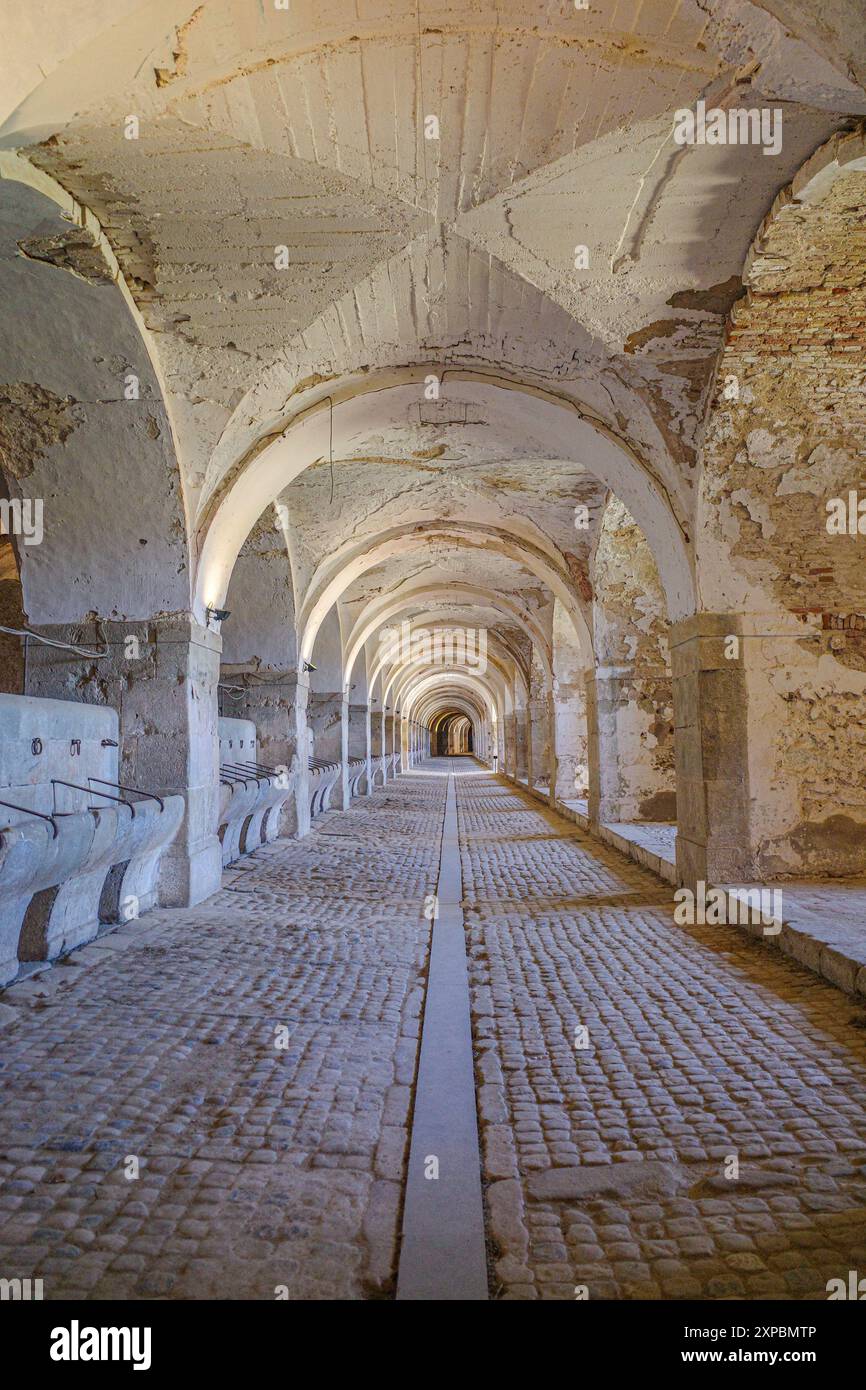 Figueres, Spagna - 3 agosto 2024: Scuderie di cavalli all'interno della fortezza militare Castillo de San Fernando (Castello di Sant Ferran), Figueres, Catalogna Foto Stock