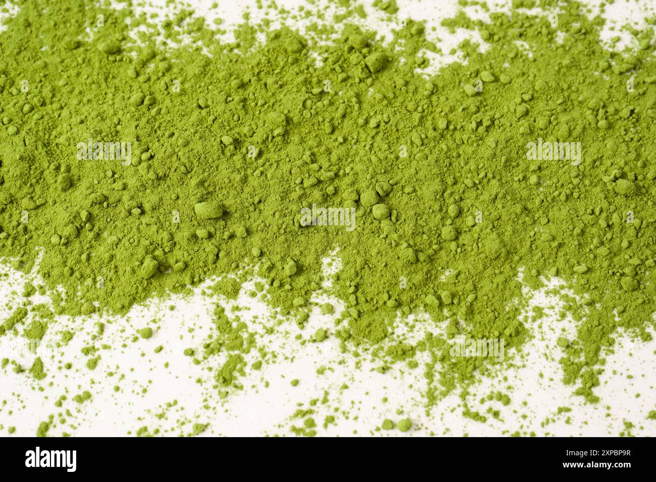 Tè Matcha, polvere di matcha isolata su sfondo bianco. Foto Stock