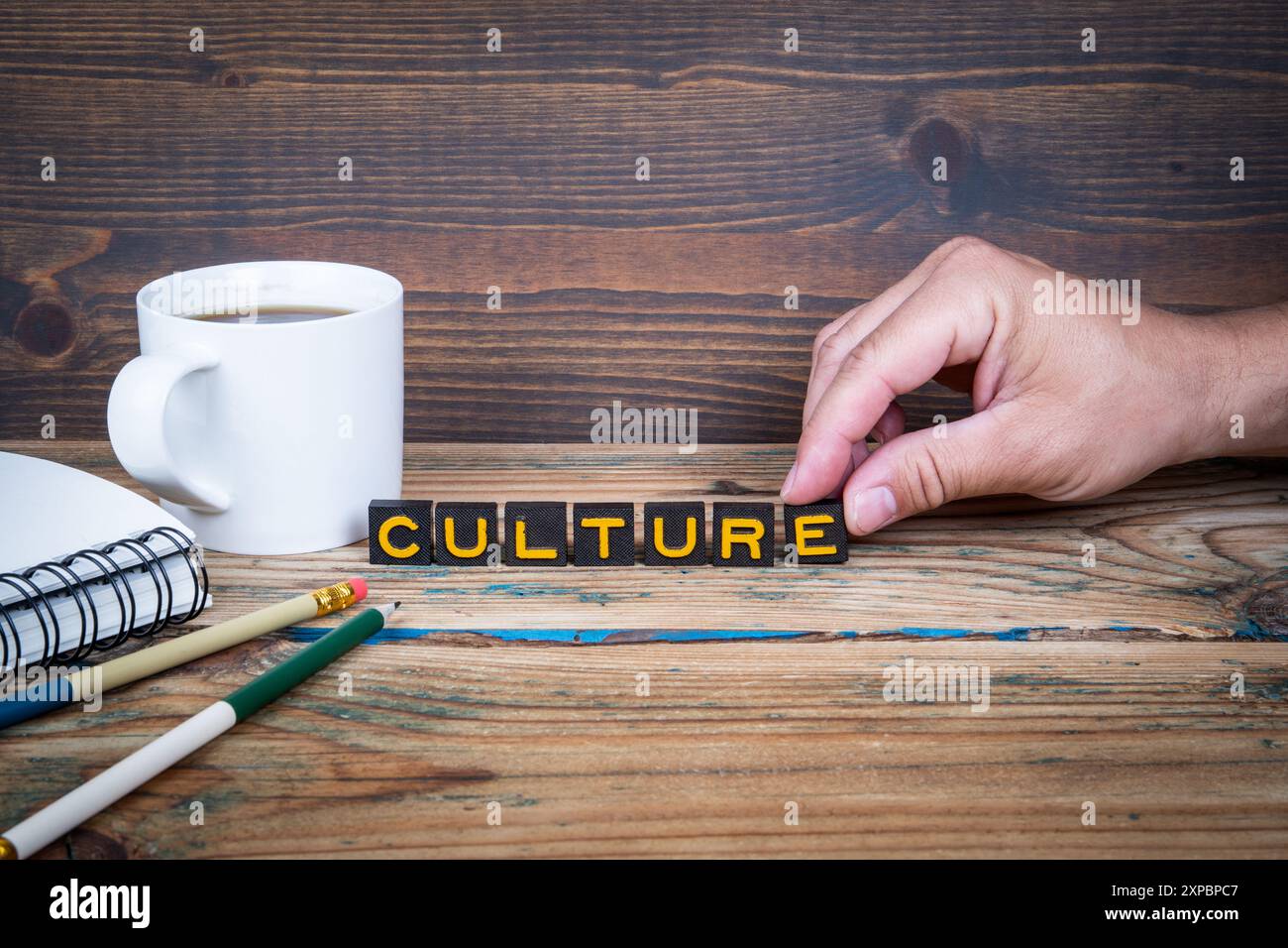 CULTURA. Vecchie mattonelle di lettere su un tavolo da ufficio in legno. Foto Stock