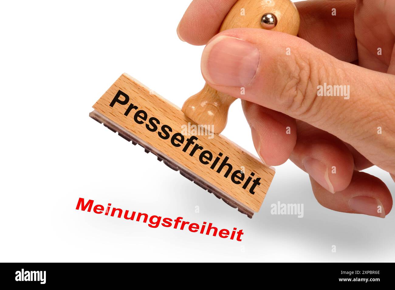 Pressefreiheit Ein Holzsrtempel ist beschriftet mit dem Aufdruck: Pressefreiheit und dem Abdruck Meinungsfreiheit *** libertà di stampa A Foto Stock