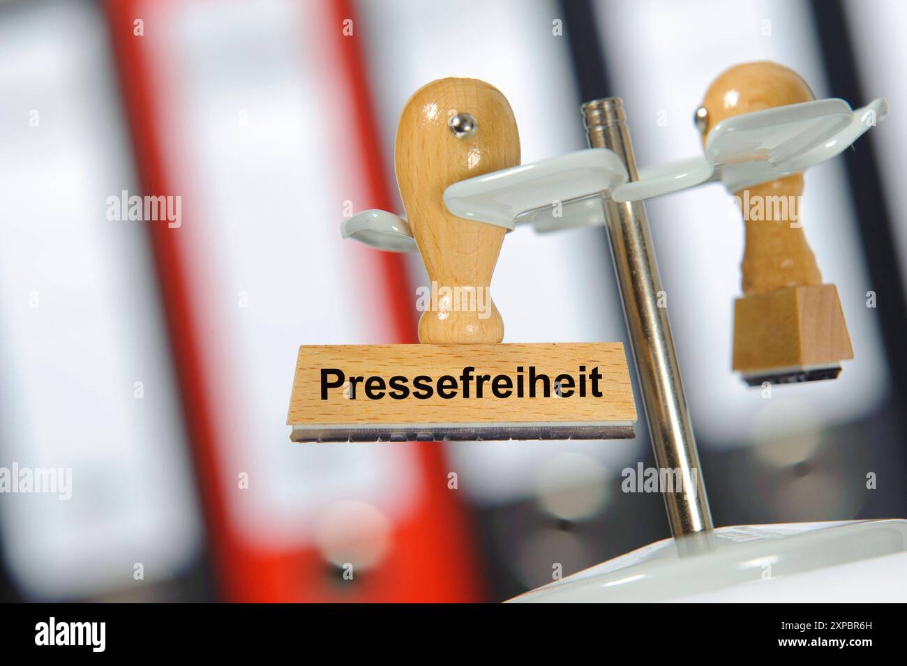 Pressefreiheit Ein Holzsrtempel ist beschriftet mit dem Aufdruck: Pressefreiheit *** libertà di stampa Un timbro di legno è inciso con le parole F. Foto Stock