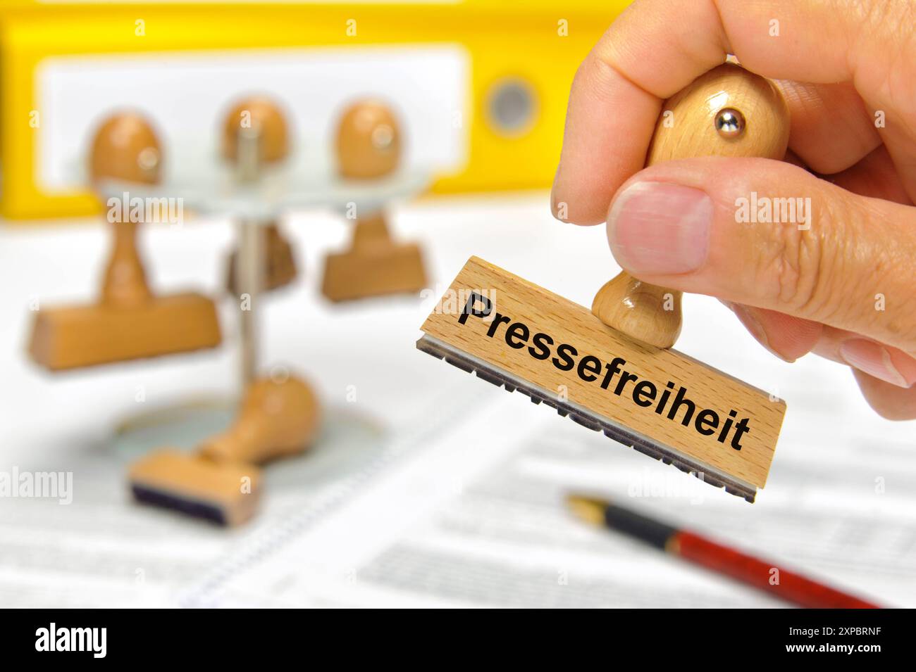 Pressefreiheit Ein Holzsrtempel ist beschriftet mit dem Aufdruck: Pressefreiheit *** libertà di stampa Un timbro di legno è inciso con le parole F. Foto Stock