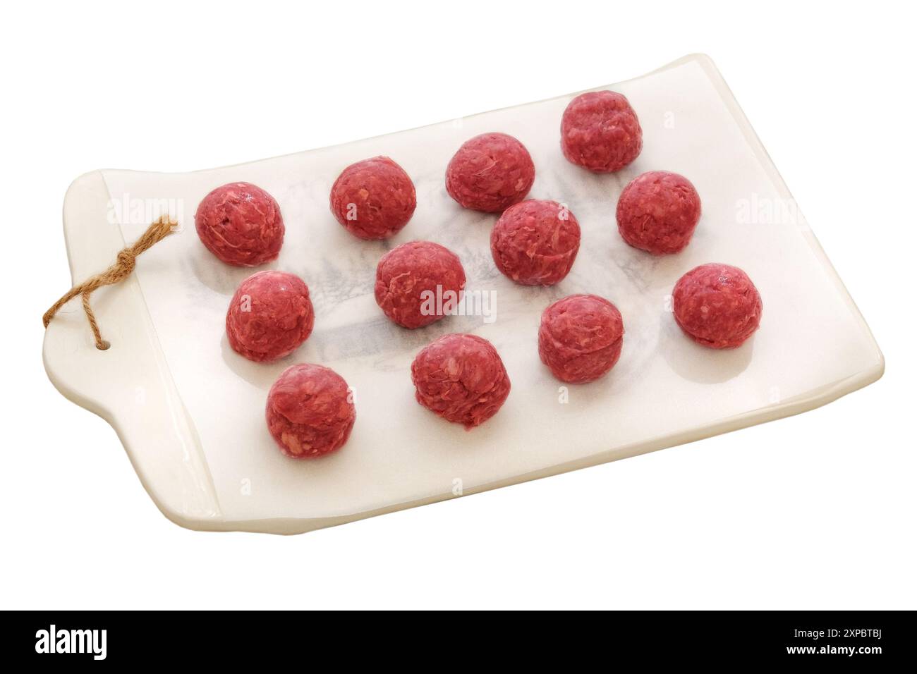 Polpette su una tavola in ceramica isolata su sfondo bianco. Carne cruda per cucinare. Carne per barbecue. Foto Stock