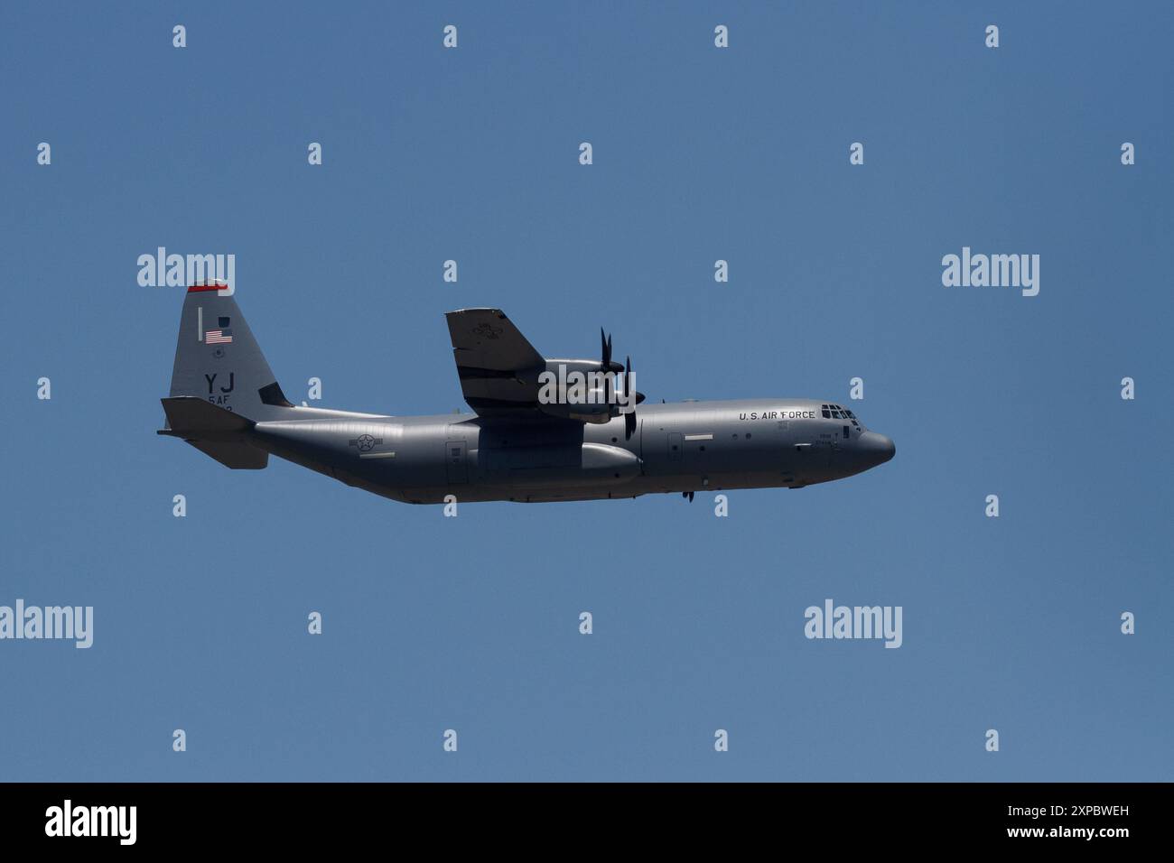 Un Lockheed Martin C130J Super Hercules con l'USAF 374th Airlift Wing che vola al Yokota Airbase Friendship Festival. Foto Stock