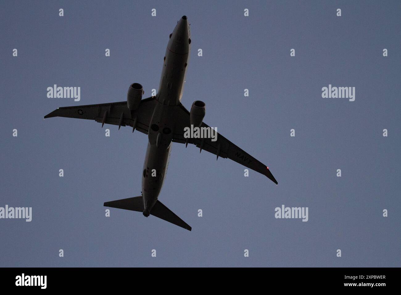 Un Boeing P8A Poseidon, un velivolo multimissione con lo United States Navy Patrol Squadron 45 (VP-45 Pelicans) che vola vicino alla base aerea NAF Atsugi. Foto Stock