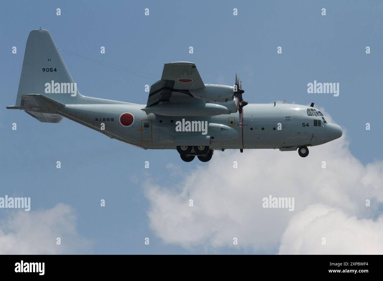 Un Lockheed C-130T Hercules della Japan Maritime Self Defence Force (JMSDF) trasportava aerei da trasporto vicino alla base aerea NAF Atsugi. Foto Stock