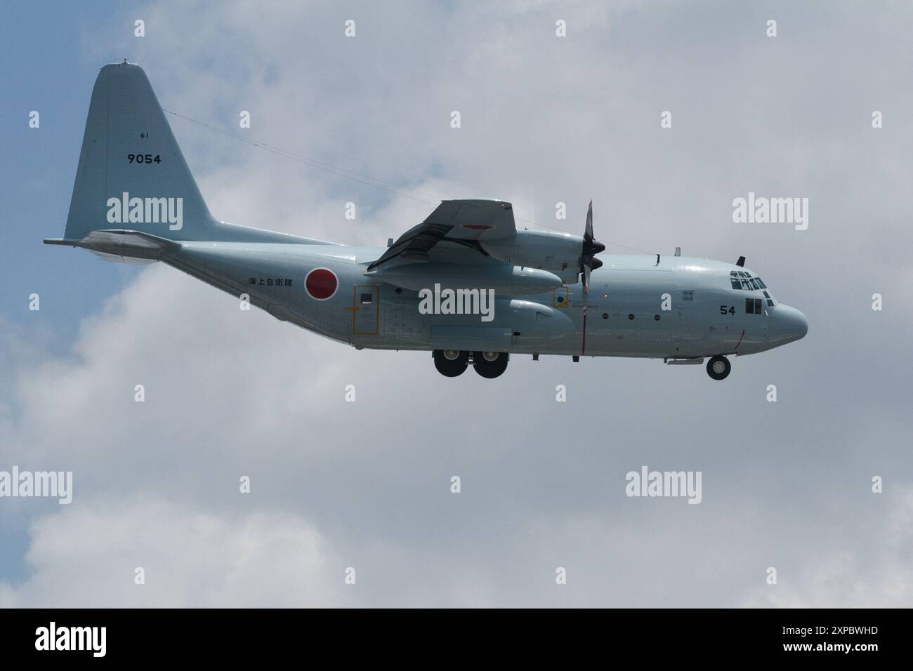 Giappone. 1 giugno 2024. Un Lockheed C-130T Hercules della Japan Maritime Self Defence Force (JMSDF) trasportava aerei da trasporto vicino alla base aerea NAF Atsugi. Credito: SOPA Images Limited/Alamy Live News Foto Stock