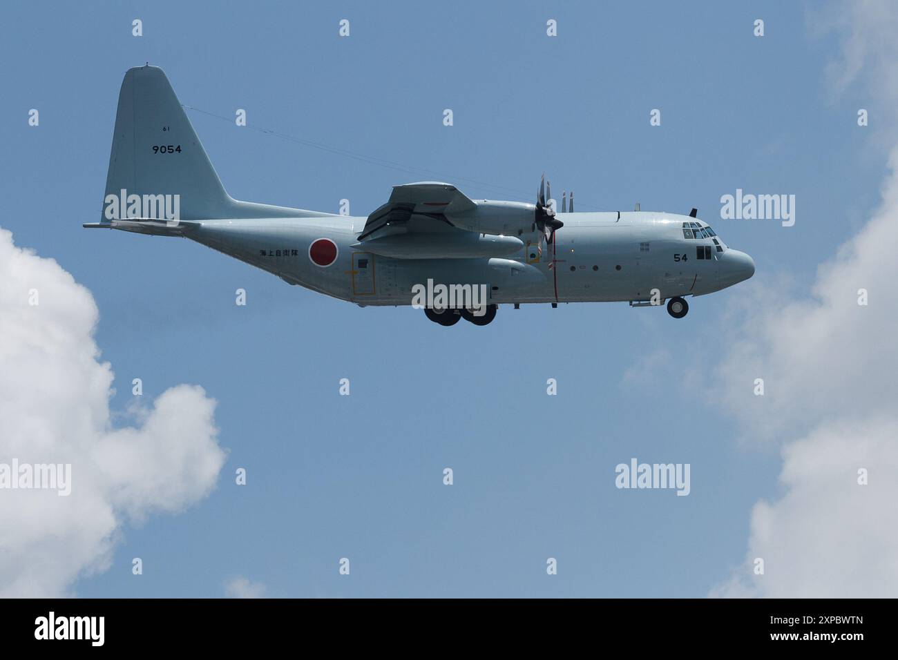 Giappone. 1 giugno 2024. Un Lockheed C-130T Hercules della Japan Maritime Self Defence Force (JMSDF) trasportava aerei da trasporto vicino alla base aerea NAF Atsugi. (Foto di Damon Coulter/SOPA Images/Sipa USA) credito: SIPA USA/Alamy Live News Foto Stock