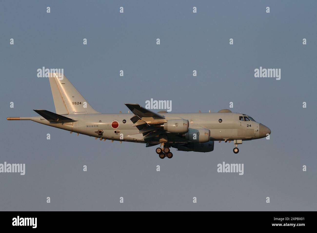 Un aereo di pattuglia marittima Kawasaki P1 con il Japanese Maritime Self Defence Force (JMSDF) Air Squadron 3 che vola vicino alla base aerea NAF Atsugi. (Foto di Damon Coulter / SOPA Images/Sipa USA) Foto Stock