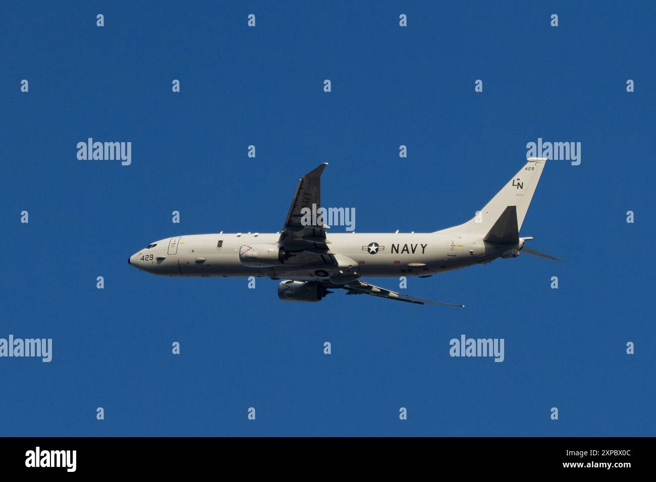 Un Boeing P8A Poseidon della Marina degli Stati Uniti che vola vicino alla base aerea NAF Atsugi. (Foto di Damon Coulter / SOPA Images/Sipa USA) Foto Stock