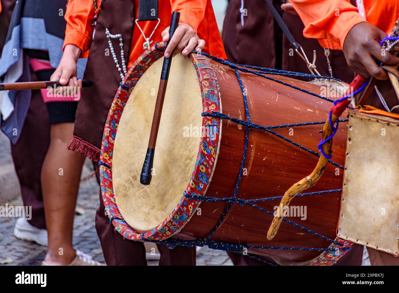 Tamburo decorato durante una tipica celebrazione sulle strade brasiliane Foto Stock