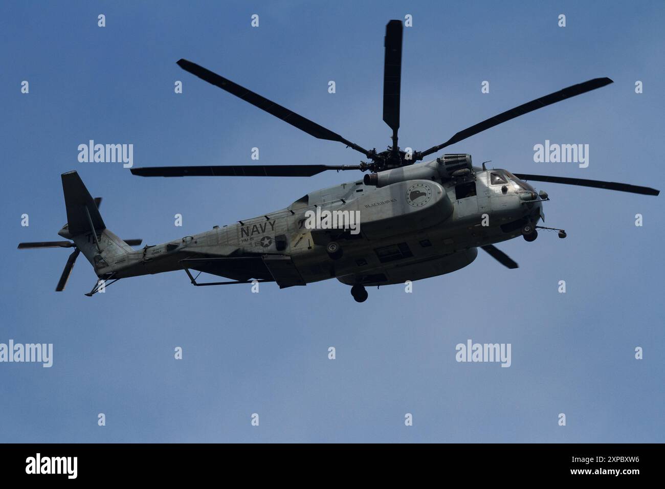 Kanagawa, Giappone. 29 luglio 2024. Un Sikorsky MH53E Sea Dragon con lo US Navy Helicopter Mine Countermeasures Squadron 15 (HM-15) noto come Blackhawks che vola vicino alla base aerea NAF Atsugi. (Credit Image: © Damon Coulter/SOPA Images via ZUMA Press Wire) SOLO PER USO EDITORIALE! Non per USO commerciale! Foto Stock