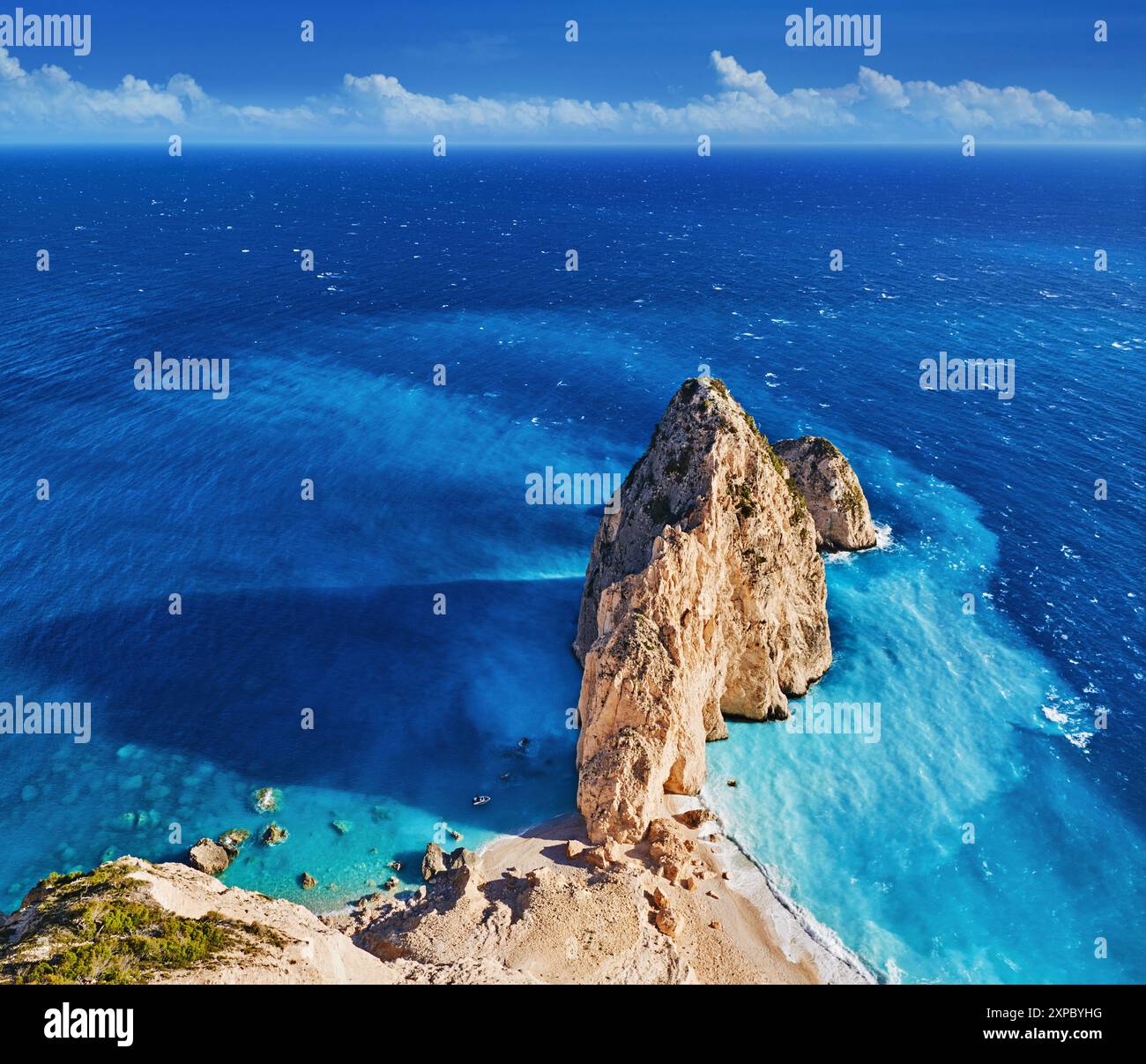 Roccia di Myzithres, spiaggia e punto panoramico. Vista dall'alto dell'isola di Zante nel Mar Ionio in Grecia Foto Stock Roccia di Myzithres, spiaggia e punto panoramico. Vista dall'alto dell'isola di Zante nel Mar Ionio in Grecia Foto Stock