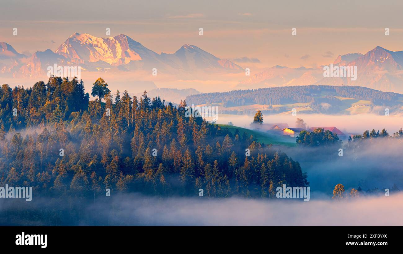 Immagine 16:9 di una mattina d'estate nebbiosa all'alba nell'Emmental, una valle della Svizzera centrale, nel cantone di Berna, con vista verso il Foto Stock