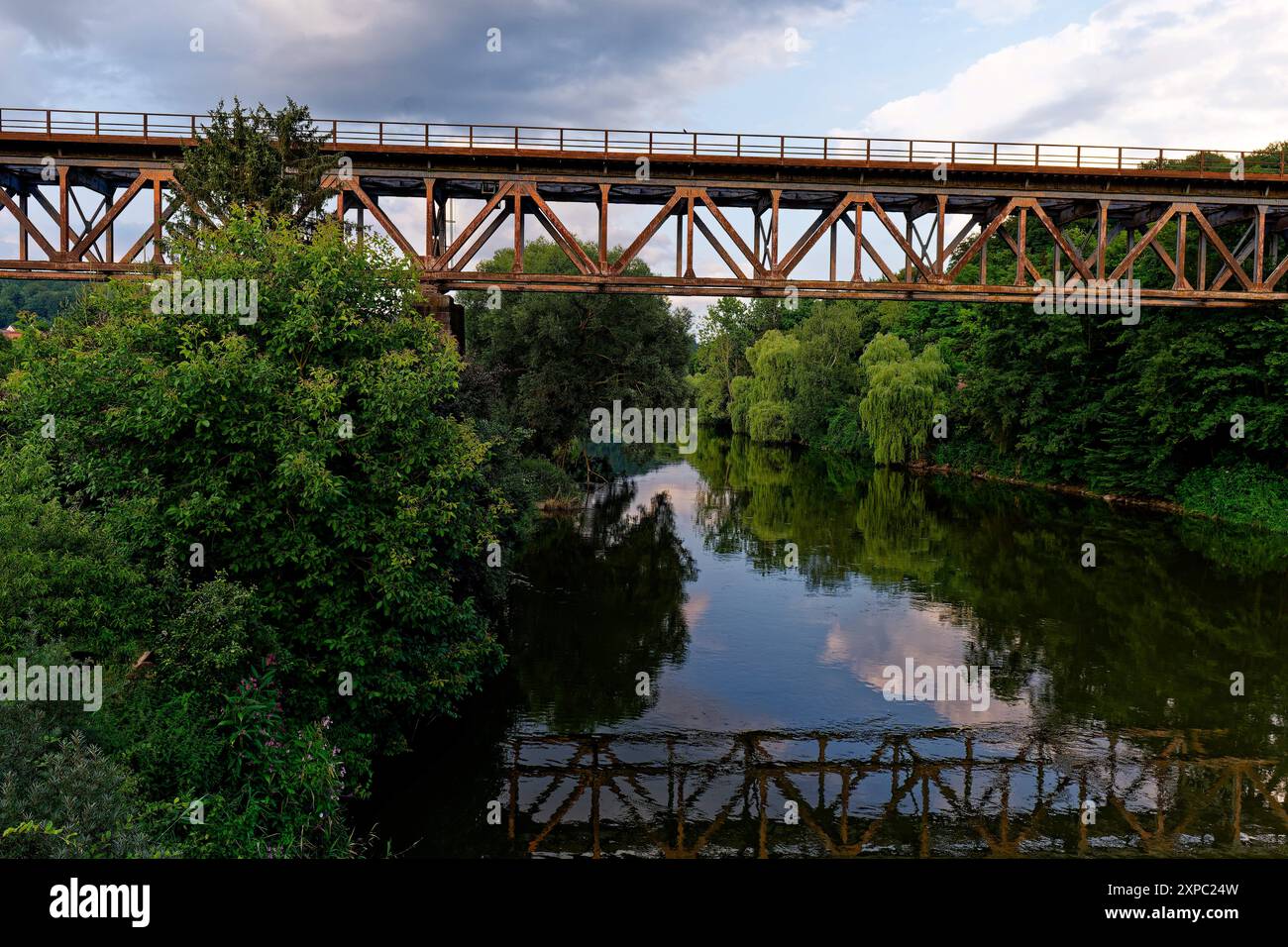 Eine alte Eisenbahnbrücke über die Weser bei Hann. Münden Foto Stock