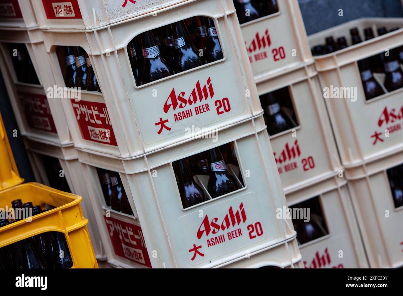 Bottiglie di birra Asahi in cassa a Hong kong Foto Stock