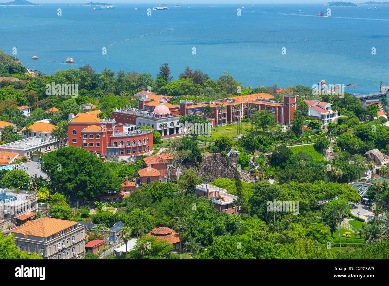 Vista aerea di Gulangyu o Kulangsu che include Shuzhuan e il giardino di Qinyuan dalla roccia del Monte Sunlight (Lit-kong-giam, Riguangyan), Xiamen, provincia del Fujian, Foto Stock