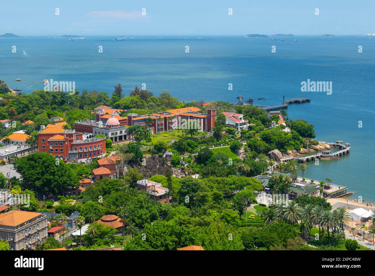 Vista aerea di Gulangyu o Kulangsu che include Shuzhuan e il giardino di Qinyuan dalla roccia del Monte Sunlight (Lit-kong-giam, Riguangyan), Xiamen, provincia del Fujian, Foto Stock
