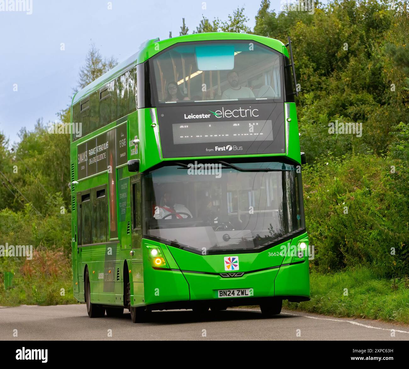 Whittlebury, Norhants, Regno Unito - 4 agosto 2024. 2024 autobus elettrico Wrightbus Streetdeck Electroliner che guida su una strada di campagna britannica Foto Stock