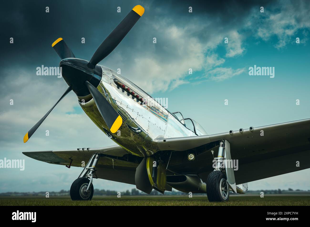 storico aereo da combattimento contro un cielo spettacolare Foto Stock