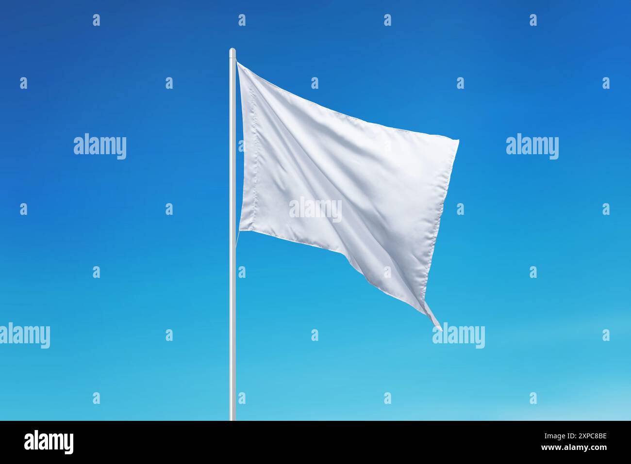 Bandiera bianca pura che fluttua nel vento. Presenta un'area vuota perfetta per aggiungere loghi, bandiere nazionali o progetti personalizzati. Pulito e versatile Foto Stock