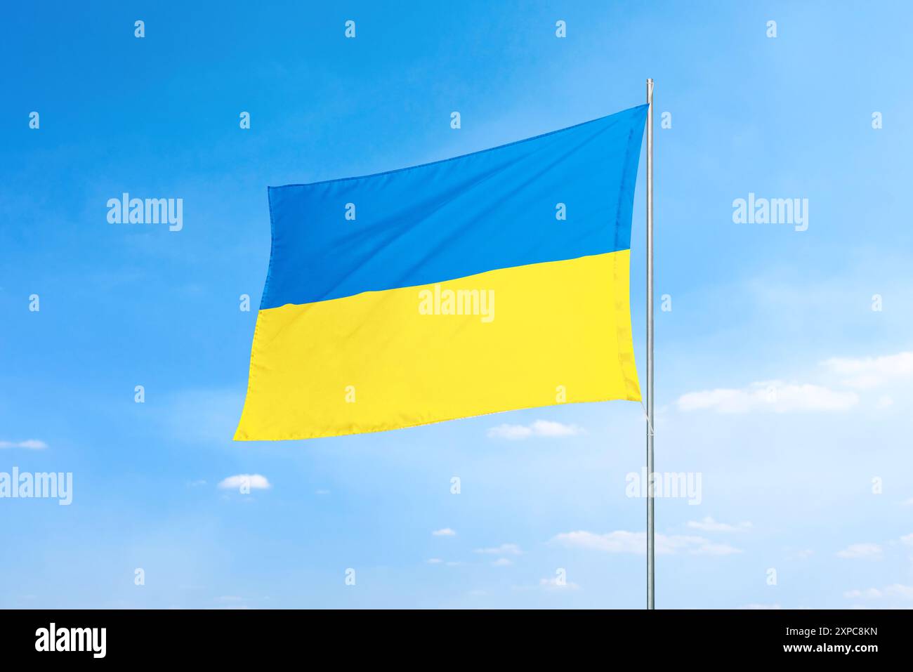 Bandiera Ucraina che sventola con orgoglio, simboleggia la fede e l'orgoglio nazionale. I colori vivaci della bandiera e il movimento fluttuante sottolineano lo spirito e la resilienza Foto Stock