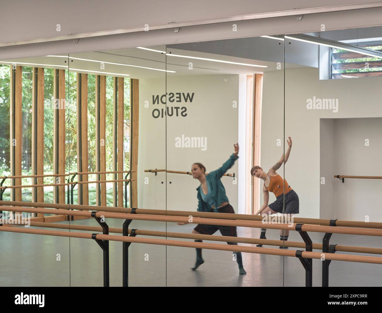 Studio di danza in uso con parete a specchio e sbarre di balletto. Rambert School of Ballet, Londra, Regno Unito. Architetto: MICA, 2023. Foto Stock