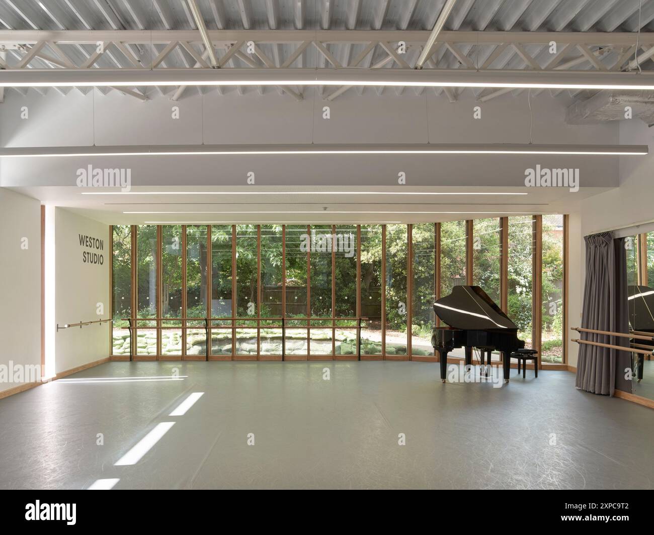 Interni studio con pianoforte e finestruazione. Rambert School of Ballet, Londra, Regno Unito. Architetto: MICA, 2023. Foto Stock