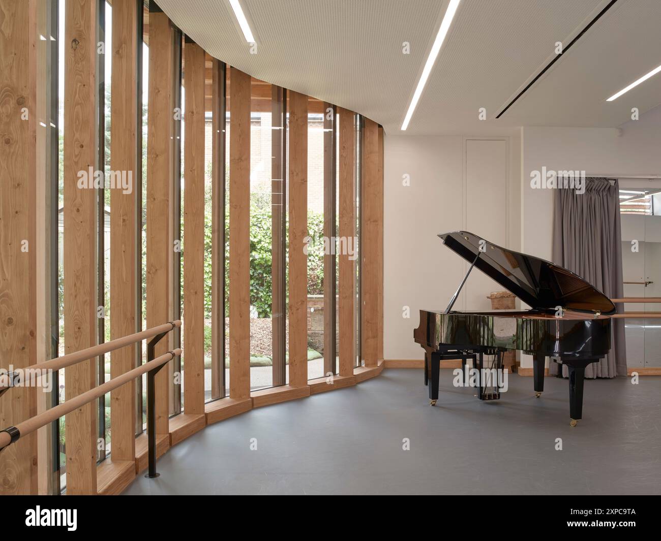 Interni studio con pianoforte e finestruazione. Rambert School of Ballet, Londra, Regno Unito. Architetto: MICA, 2023. Foto Stock