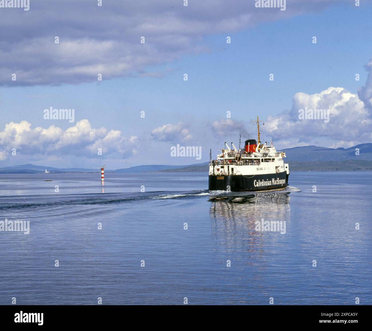 La nave CalMac MV Columba lascia Oban Bay alla fine degli anni '1980 Foto Stock