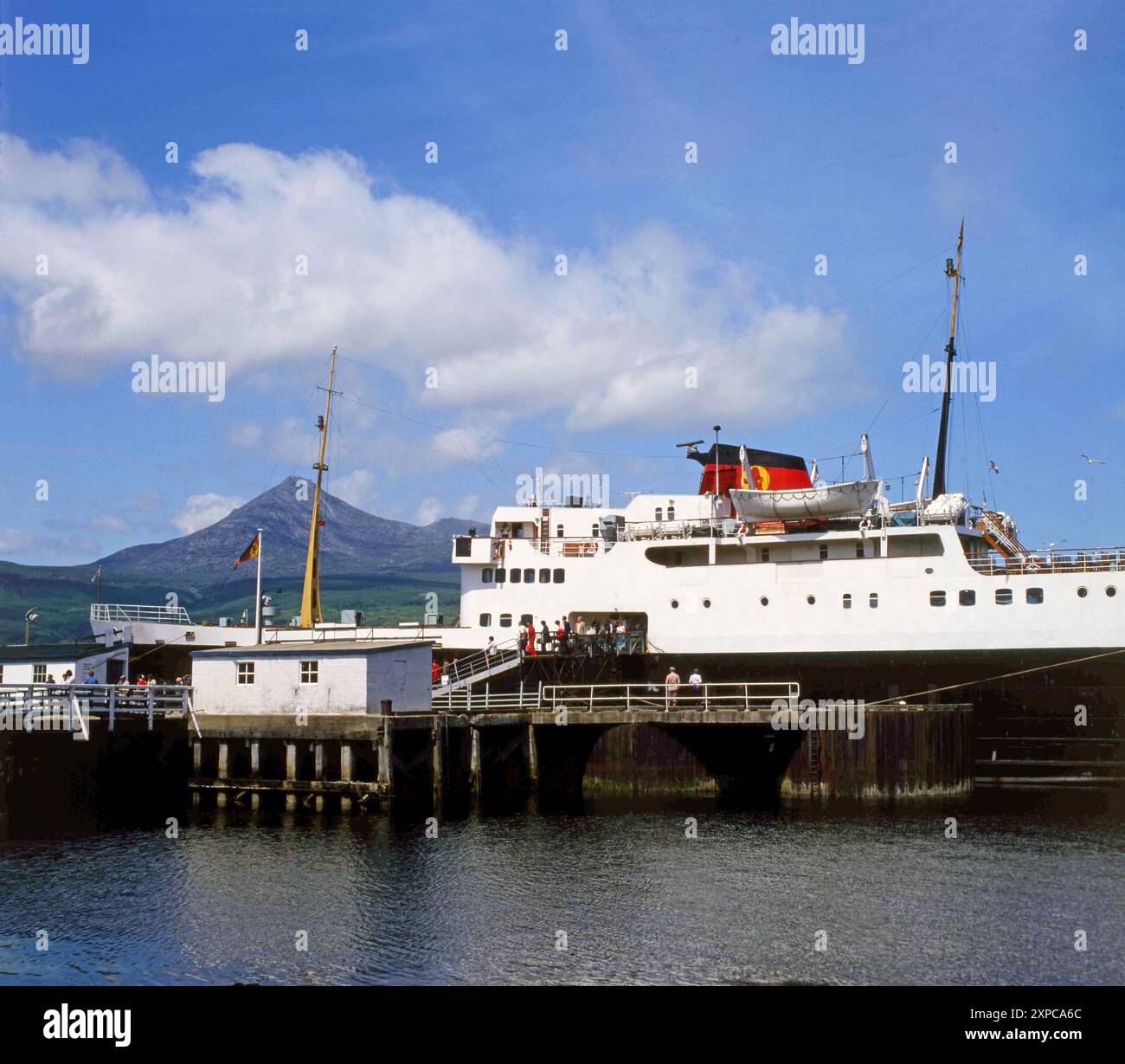 MV Clansman a Brodicjkpier, Arran con Goatfell in vista degli anni '1970 Foto Stock