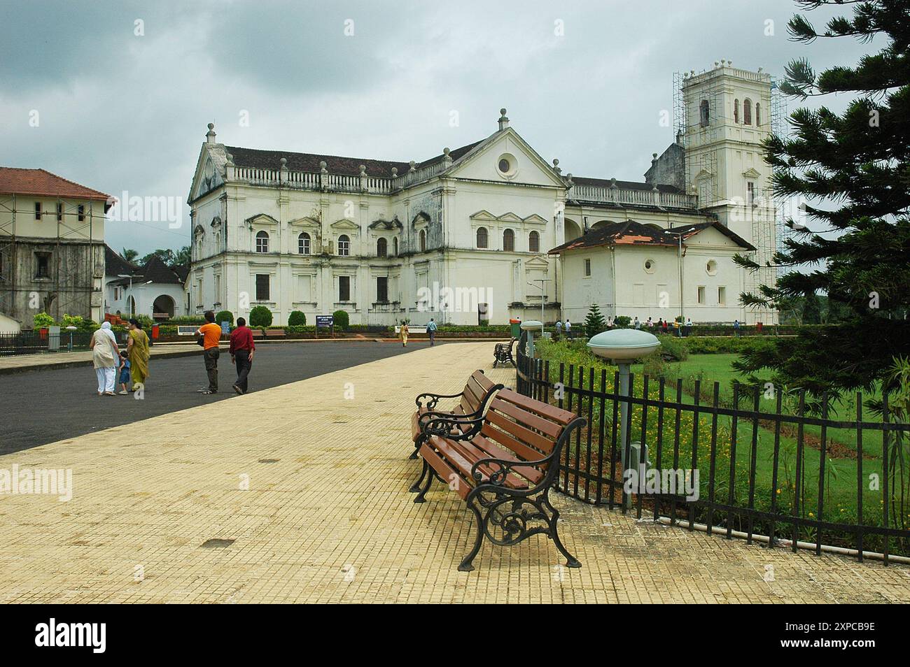 La cattedrale se di Goa è dedicata a Santa Caterina d'Alessandria. Questo magnifico edificio fu costruito nel XVI secolo sotto il dominio portoghese in India. Dopo il dominio britannico e portoghese, Goa fu dichiarata territorio dell'unione amministrato dal governo centrale dell'India il 30 maggio 1987. Così Goa ha una fusione unica di elementi culturali indù, musulmani e cattolici nella sua tradizione. Troverai antiche chiese che forniscono il quadro perfetto delle profonde fedi religiose dei Goani. Tutti sono liberi di seguire il tipo di stile di vita che vogliono, a differenza del resto dell'India dove tr Foto Stock