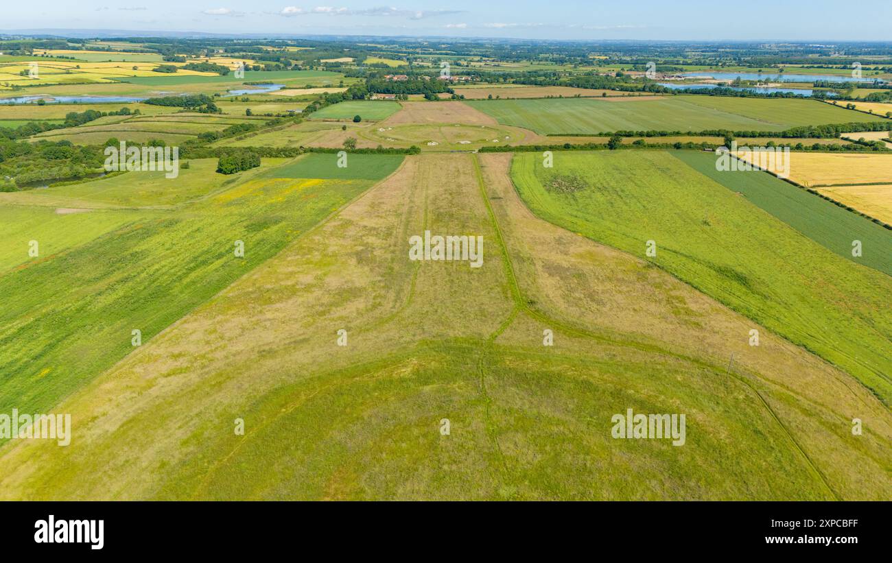 Thornborough Henges è un antico complesso monumentale che include i tre henges allineati che danno il nome al sito. Si trovano su un altopiano sopraelevato sopra il fiume Ure vicino al villaggio di Thornborough nel North Yorkshire, in Inghilterra. Il sito include molte grandi strutture antiche, tra cui un cursus, henges, sepolture e insediamenti. Si pensa che facessero parte di un "paesaggio rituale" neolitico e dell'età del bronzo paragonabile a Salisbury Plain e risalgono tra il 3500 e il 2500 a.C. Il complesso del monumento è stato chiamato "lo Stonehenge del Nord", drone, aereo Foto Stock