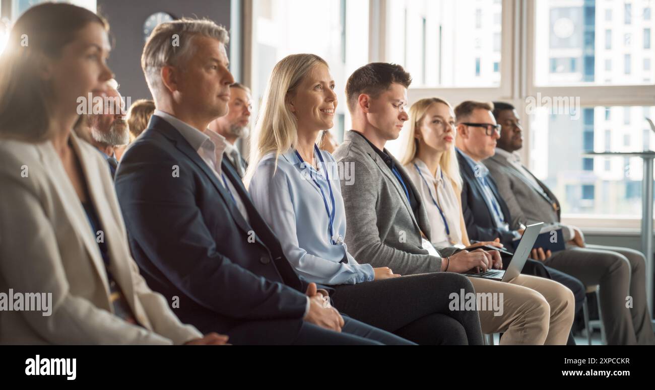 Donna caucasica seduta in un pubblico affollato al Human Resource Forum. Delegata femminile focalizzata sul presentatore. Responsabile delle risorse umane ascoltare la presentazione sull'imprenditoria ispiratrice sugli studi sociali Foto Stock