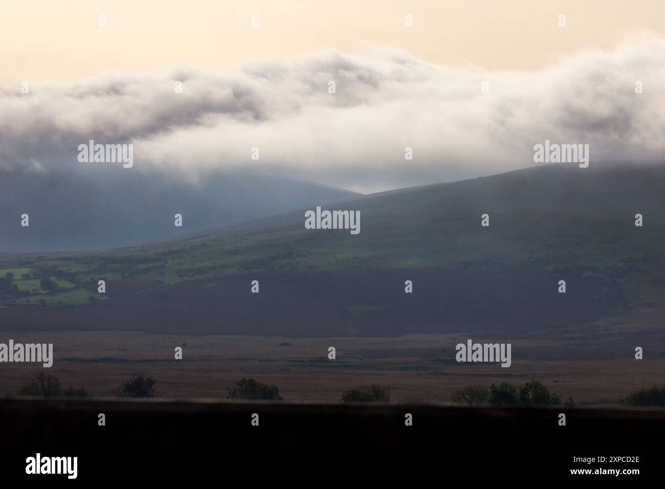Alba sulle colline di Presli, sotto una coltre di nebbia nel Galles occidentale Foto Stock