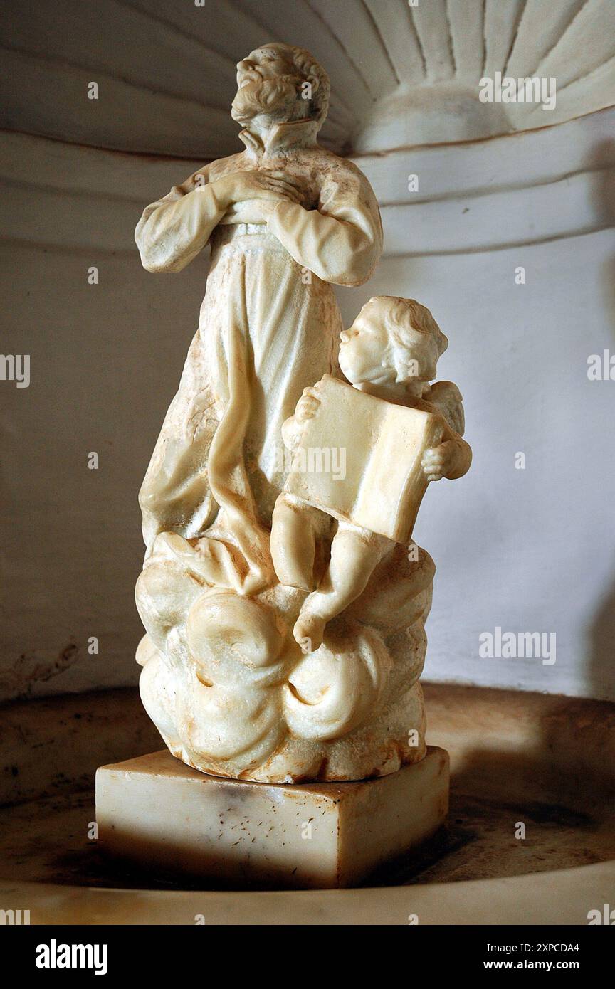 La cattedrale se di Goa è dedicata a Santa Caterina d'Alessandria. Questo magnifico edificio fu costruito nel XVI secolo sotto il dominio portoghese in India. Dopo il dominio britannico e portoghese, Goa fu dichiarata territorio dell'unione amministrato dal governo centrale dell'India il 30 maggio 1987. Così Goa ha una fusione unica di elementi culturali indù, musulmani e cattolici nella sua tradizione. Troverai antiche chiese che forniscono il quadro perfetto delle profonde fedi religiose dei Goani. Tutti sono liberi di seguire il tipo di stile di vita che vogliono, a differenza del resto dell'India dove tr Foto Stock