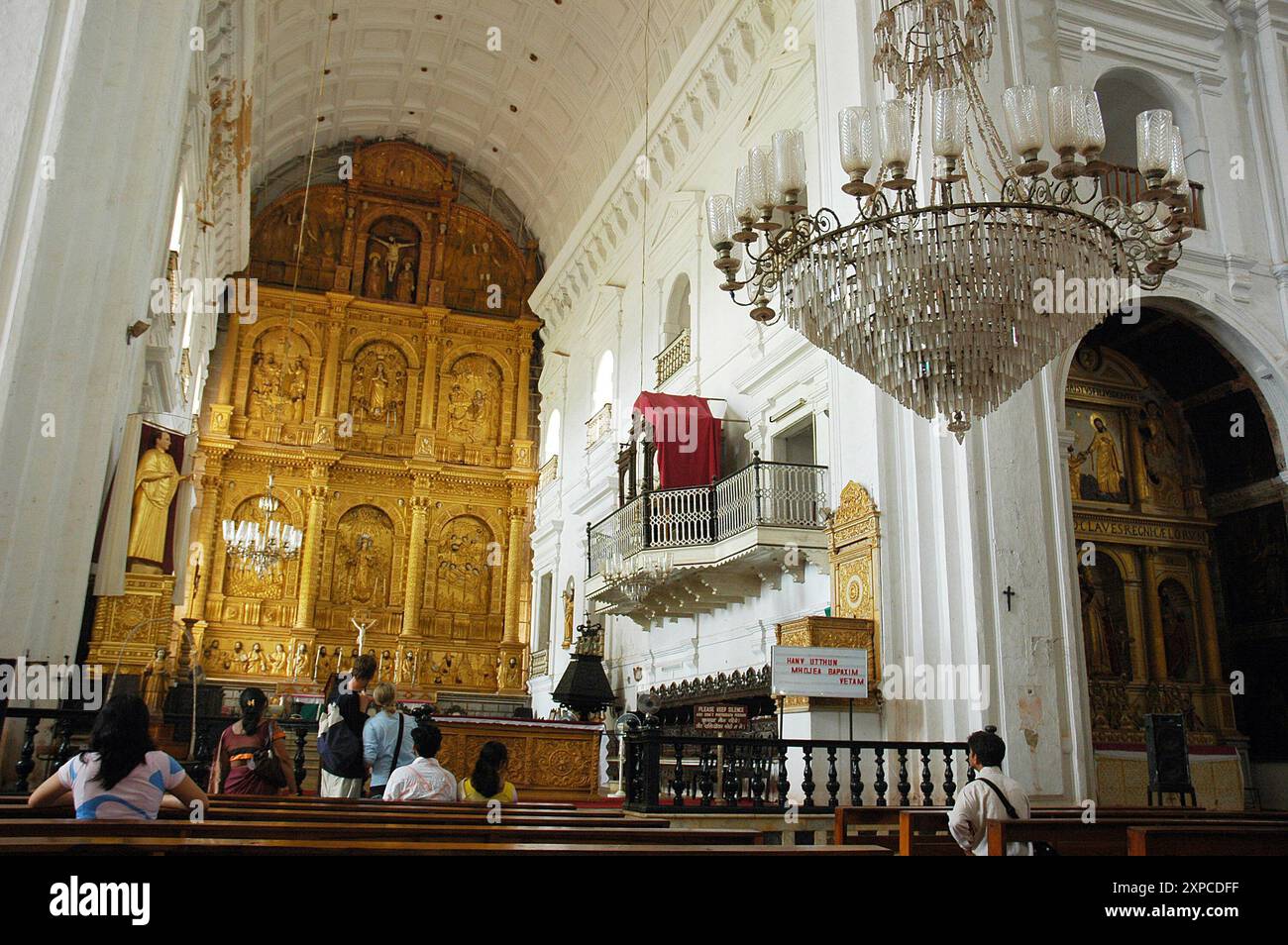 La cattedrale se di Goa è dedicata a Santa Caterina d'Alessandria. Questo magnifico edificio fu costruito nel XVI secolo sotto il dominio portoghese in India. Dopo il dominio britannico e portoghese, Goa fu dichiarata territorio dell'unione amministrato dal governo centrale dell'India il 30 maggio 1987. Così Goa ha una fusione unica di elementi culturali indù, musulmani e cattolici nella sua tradizione. Troverai antiche chiese che forniscono il quadro perfetto delle profonde fedi religiose dei Goani. Tutti sono liberi di seguire il tipo di stile di vita che vogliono, a differenza del resto dell'India dove tr Foto Stock