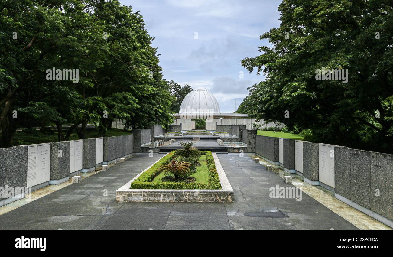 Manila Bay, Filippine. 4 agosto 2024: Il Pacific War Memorial sull'isola di Corregidor fu eretto nel 1968 dal governo degli Stati Uniti per commemorare i soldati filippini e americani morti durante la seconda guerra mondiale. È stato il primo monumento americano sul suolo filippino da quando gli Stati Uniti hanno riconosciuto l'indipendenza del paese. Questa settimana, i segretari di Stato e difesa degli Stati Uniti hanno visitato l'arcipelago per annunciare 500 milioni di dollari in aiuti militari per rafforzare la difesa PH, modernizzare l'esercito filippino e la guardia costiera. Hanno sottolineato il trattato di difesa reciproca basato su alleanza storica e amicizia. Crediti: Kevin Izorce/Alamy Live News Foto Stock