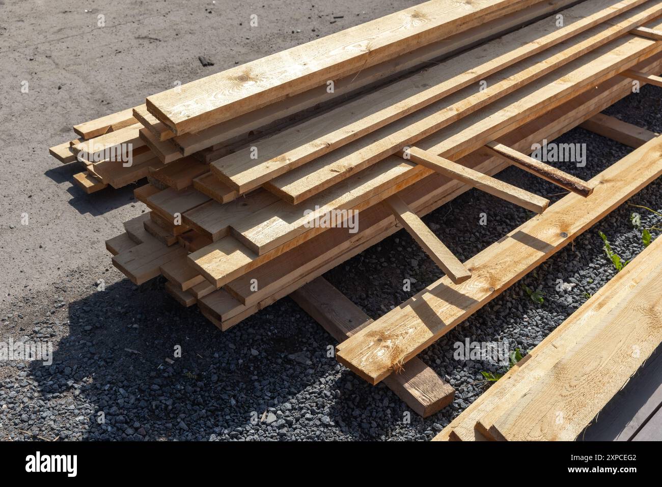 Pannelli di legno impilati, un deposito all'aperto per materiali da costruzione Foto Stock